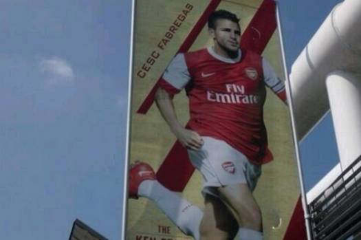 «Арсенал» заменит плакат с Фабрегасом после окончания сильных ветров.