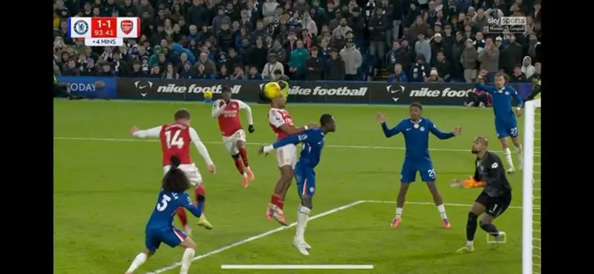 Райт и Уолкотт раскритиковали Дьёкереша за удар Тимбера