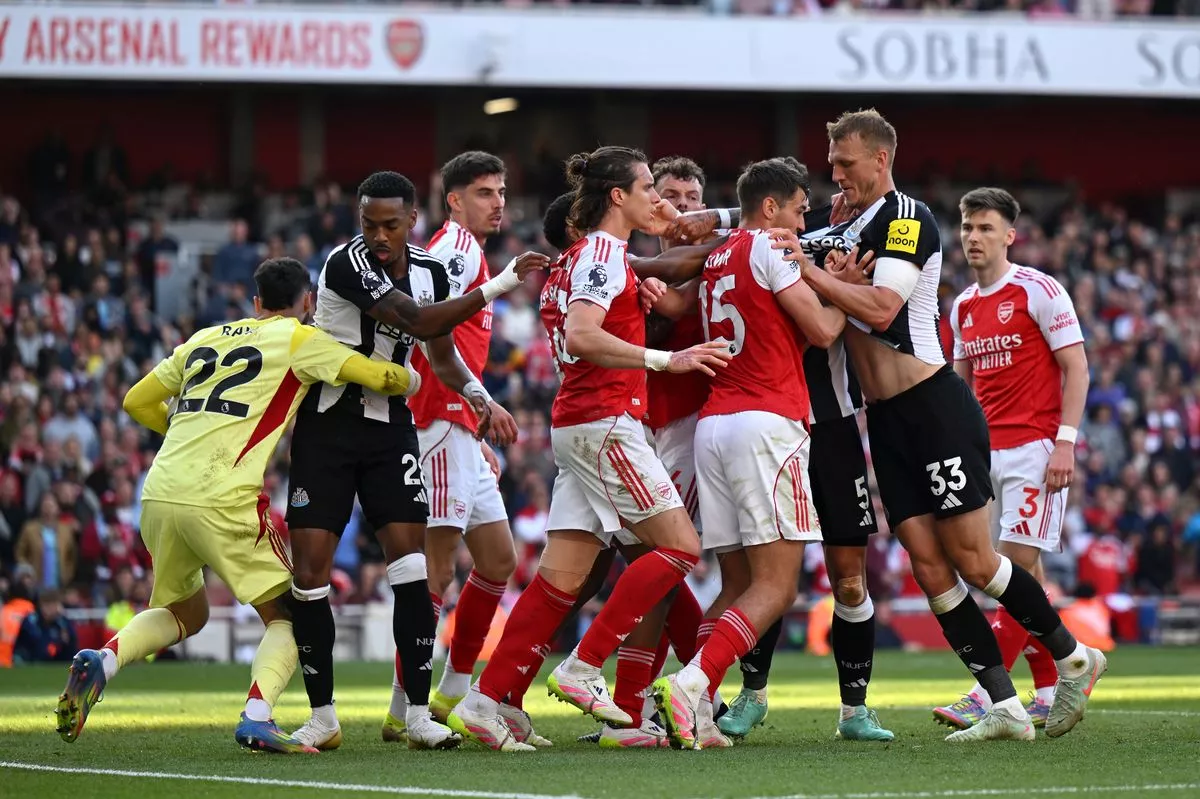 Звёзды "Арсенала" и "Ньюкасла" завершили давнюю ожесточённую вражду