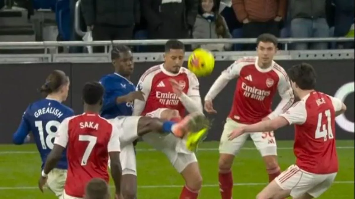 АПЛ объяснила, почему "Эвертону" отказали в пенальти после скандала с "Арсеналом"