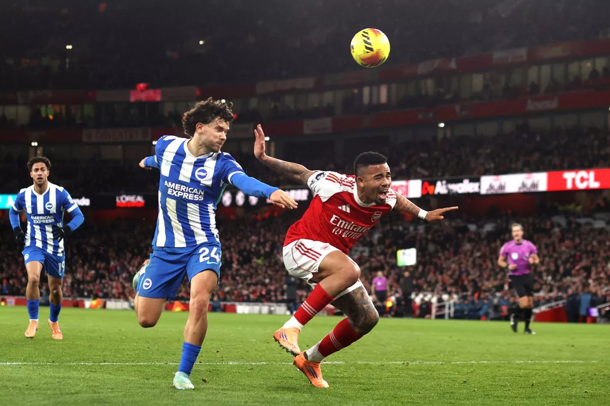 Бывший арбитр разобрал спорные моменты против "Брайтона" - экс-"канонир" не согласен