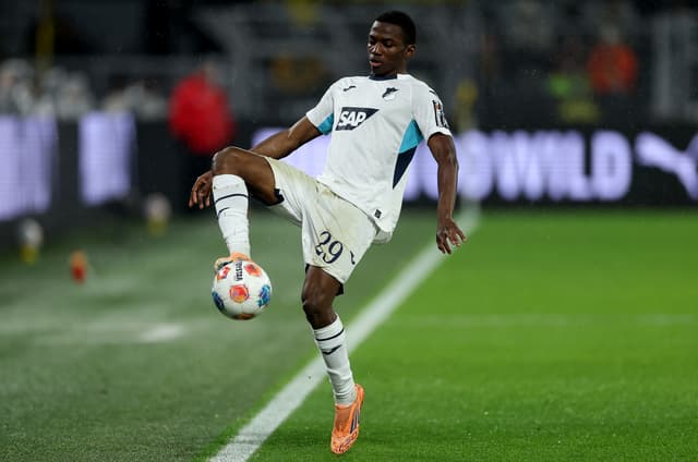 "Манчестер Юнайтед" и "Арсенал" следят за Базумана Туре