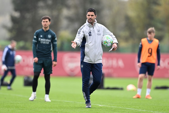 Артета собрал команду вокруг костра на тренировке