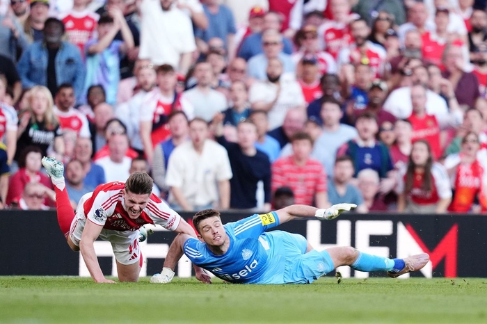 Бывший арбитр АПЛ разобрал эпизод в возможной КК за фол Поупа на Дьёкереше