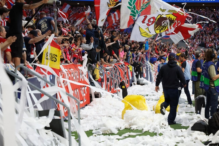 Почему фанаты "Атлетико" бросали туалетную бумагу во время матча с "Арсеналом"