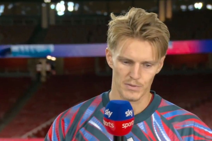 Эдегор отвечает на озорную шутку ведущего Sky Sports: 